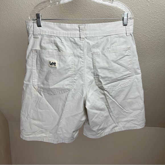 LEE Khaki Shorts. Patch Pockets. Button & Zipper Closure. Size 16M. - Picture 5 of 5